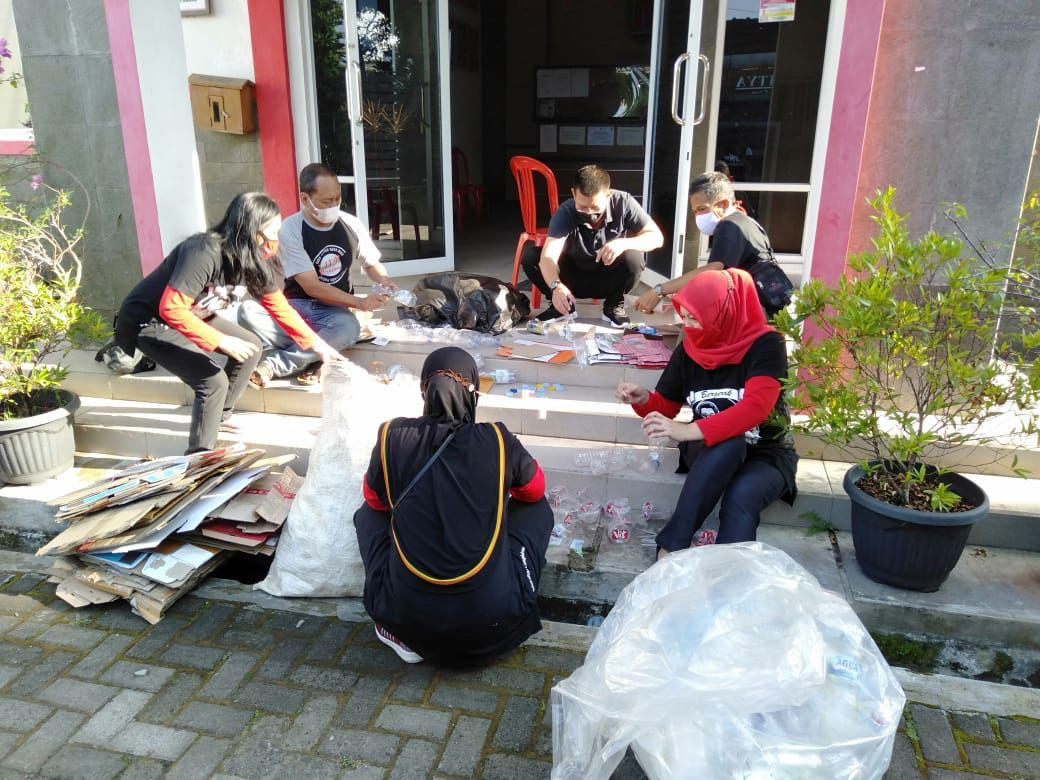 PKK dan Bank Sampah berkolaborasi dengan pengurus kampung KB mengumpulkan sampah dan barang bekas